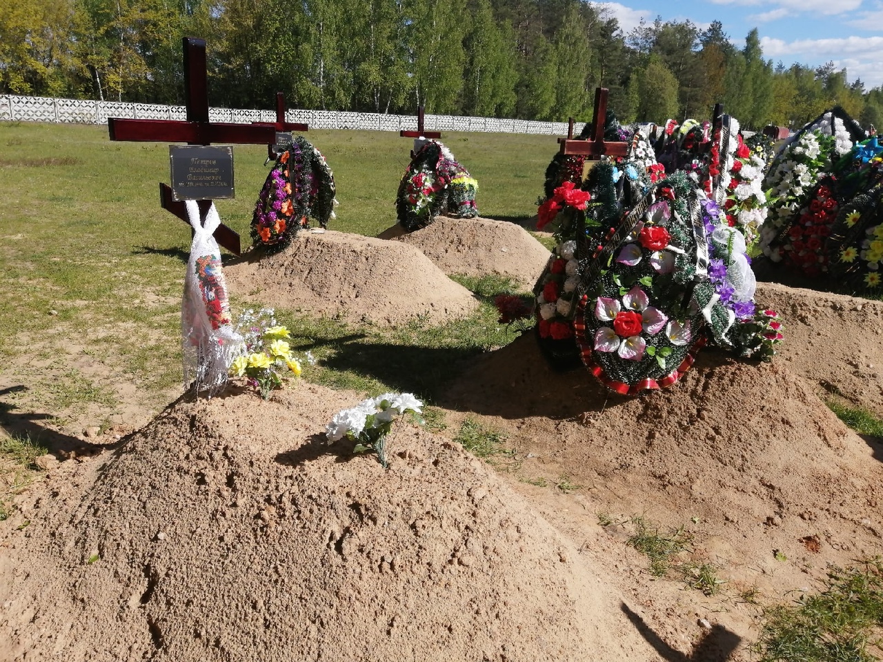 Похороненных б. Могила на кладбище.